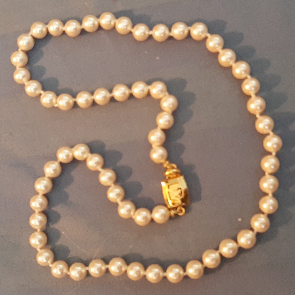 Monet pearl necklace